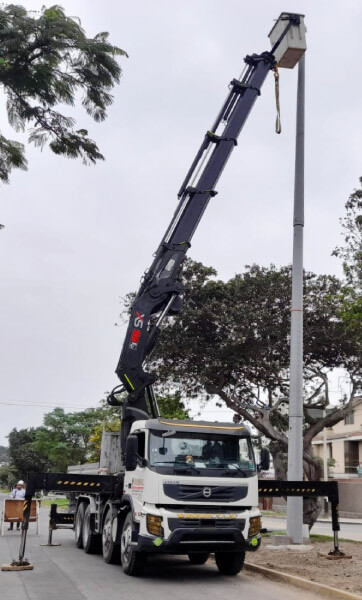 Izaje de postes con Camión grúa