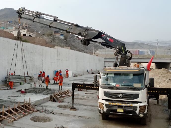 Obra de construcción con camión Grúa